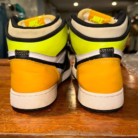 Kids nike air Jordan 1 high volt gold size 6y - Picture 4 of 6
